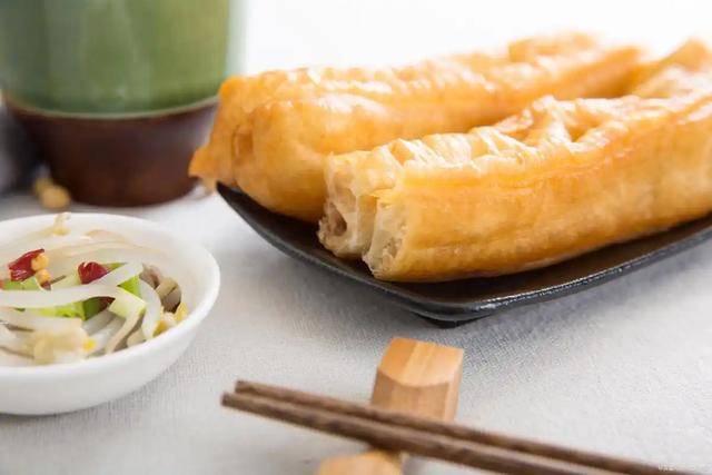 原创            医生提醒：高血压患者早上宁可吃油条，也不要轻易吃这4物！