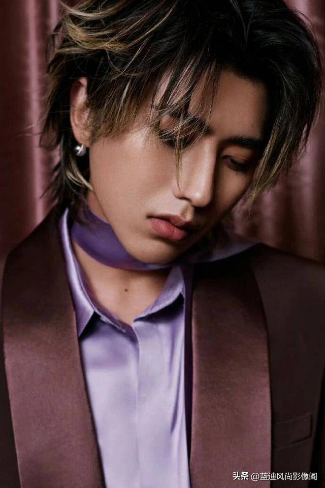 蔡徐坤 Met Gala 预热派对：紫缎凝矜贵，风华赴盛筵