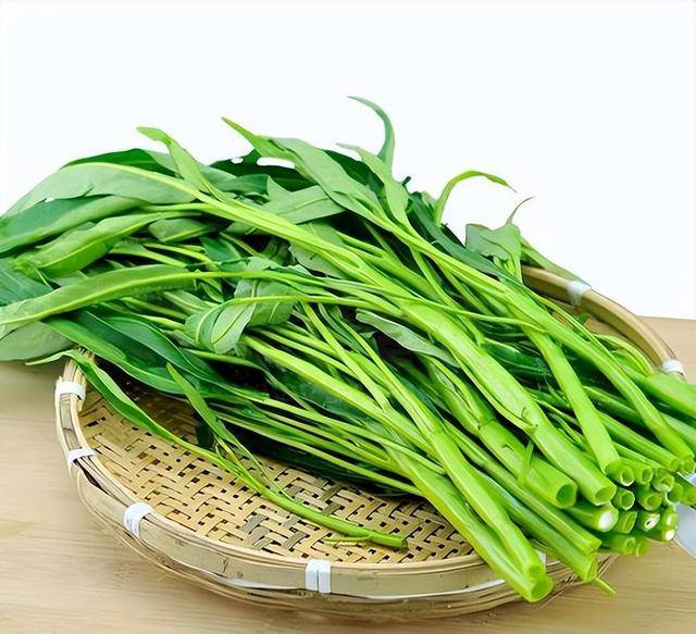 原创            空心菜立大功？医生发现：吃空心菜的人，一段时间后，或有4变化