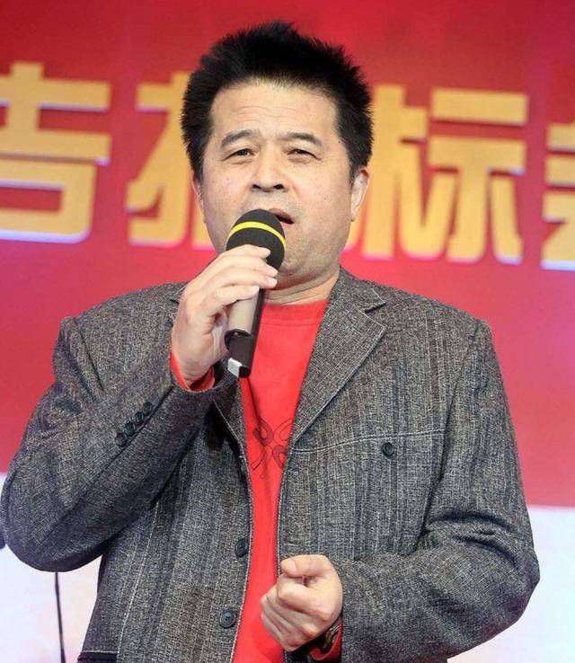 原创            67岁毕福剑现状：从央视退休，现身农村频繁接商演，女儿在加拿大