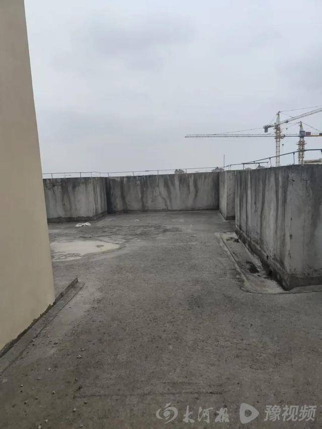 21岁双胞胎姐妹1死1重伤，凶手为妹妹男友，案发前数小时双方在派出所调解，家属起诉警方失职；嫌犯作案当天发布动态：狠角色我只扮演一次