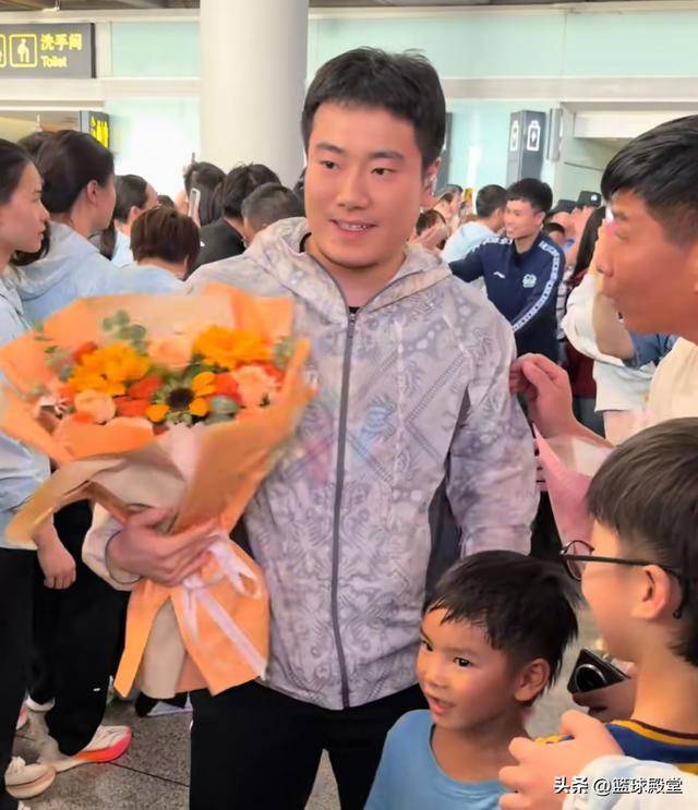 国乒回国！王励勤开心握手，梁靖崑王皓春光满面，莎头走VIP通道_机场_王楚钦_儿子