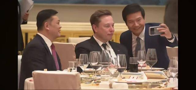 国宴前雷军主动与马斯克合影互动，中美两大车企掌门人同框