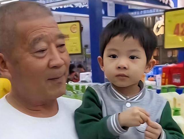 小天赐，终为父母当年的＂冲动＂买了单，年仅6岁活得不像个小孩