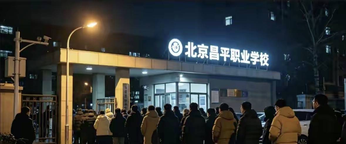 職校門口排起長隊，家長重新計算教育賬本海報