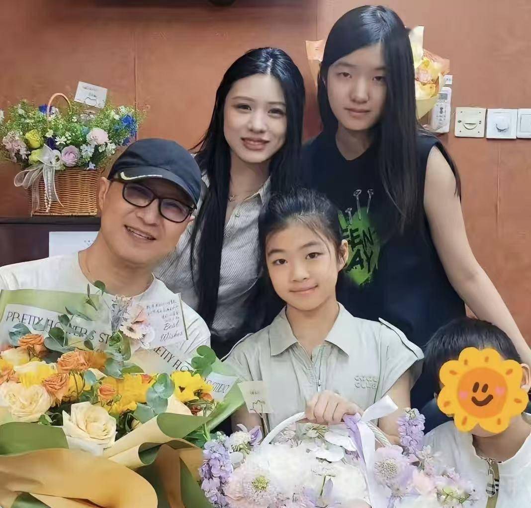 章子怡骄傲了！10岁女儿参与钢琴演出，汪峰带三个孩子一同前去助阵