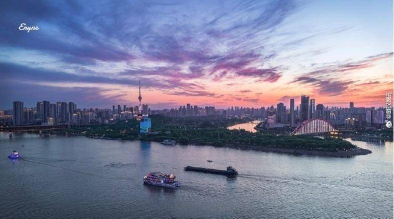 #晚安武汉# 夕阳下的武汉，就像一幅油画，让人忍不住想要停下脚步，静静欣赏这份宁静与美丽。 湖北夏天开始的瞬间viaERYNE_