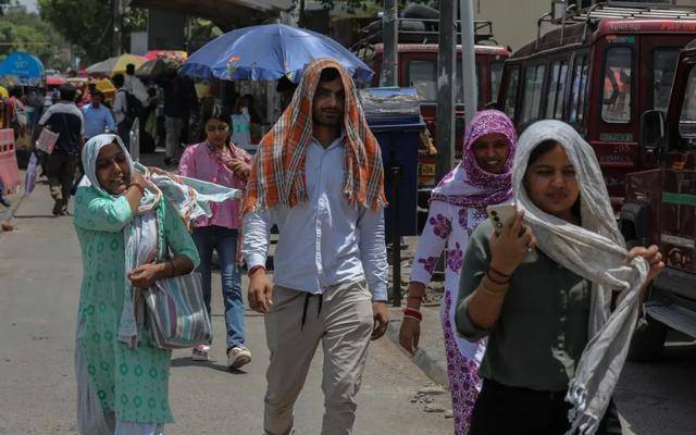 印度热到接近50℃,民众顶着酷暑走十多公里找饮用水 -华闻时空
