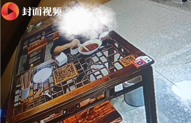 苏州一男子吃完面加6勺辣椒酱被店主不打码曝光，店主回应