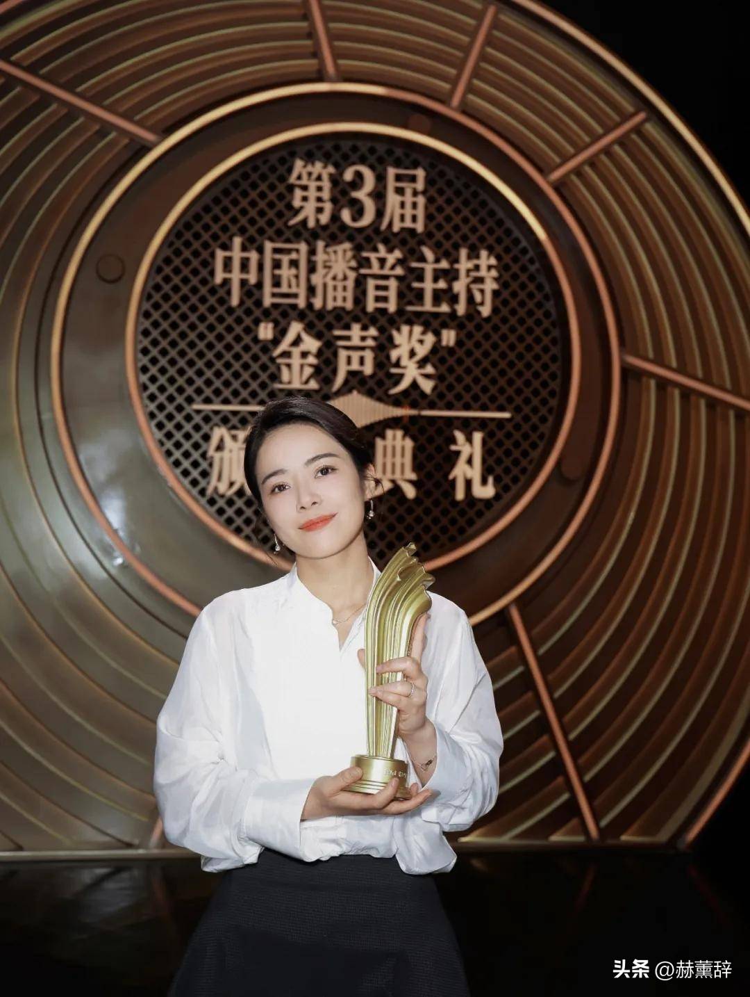 41岁生头胎44岁生二胎嫁给歌唱家的她现在还是上海主持一姐