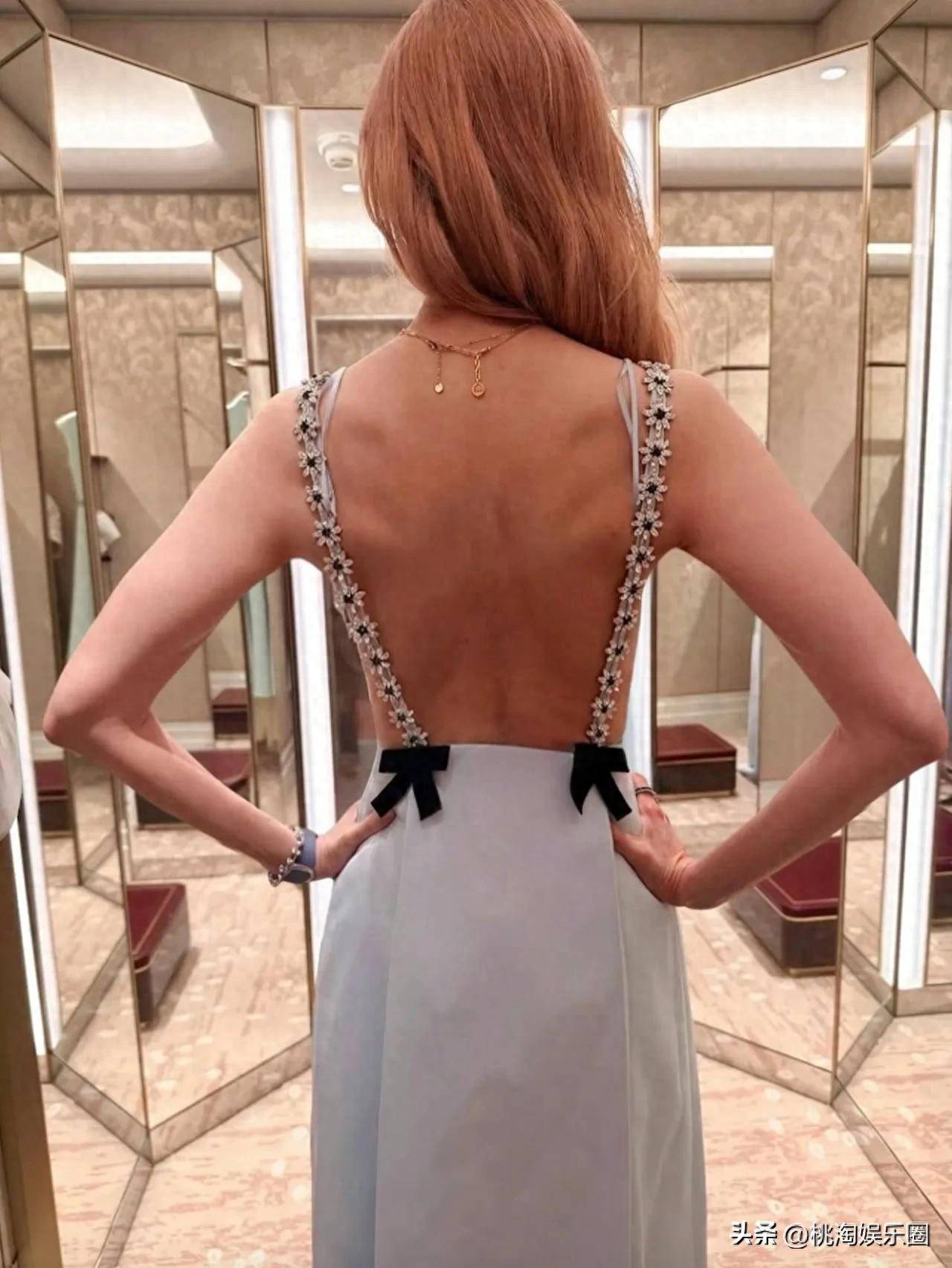 55岁李嘉欣罕晒美背，肩胛骨凸显惹热议