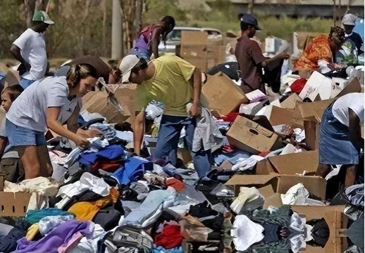 中国人捐赠的旧衣服，送到非洲后成啥样了，看完你还会捐吗？