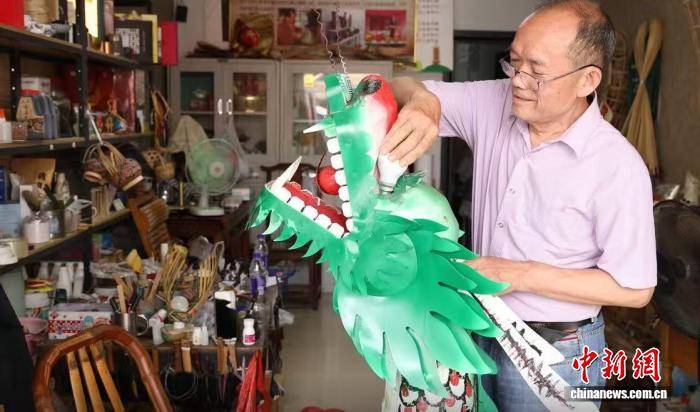 轻装上阵藏巧思 浙江瑞安竹编技艺“唤醒”龙舟龙头