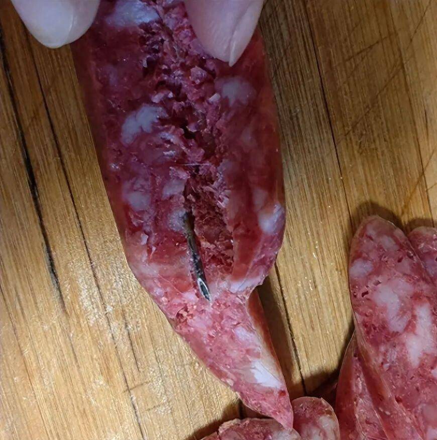 顾客在腊肠里发现疑似针头异物 超市：该厂