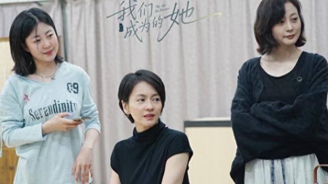 骑单车排练、打卡舞台剧，梁咏琪在上海成为“金智英”