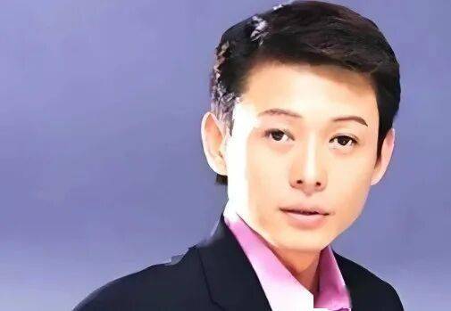 与董卿同居五年，分手后娶小20岁娇妻，如今与董卿的境况天差地别