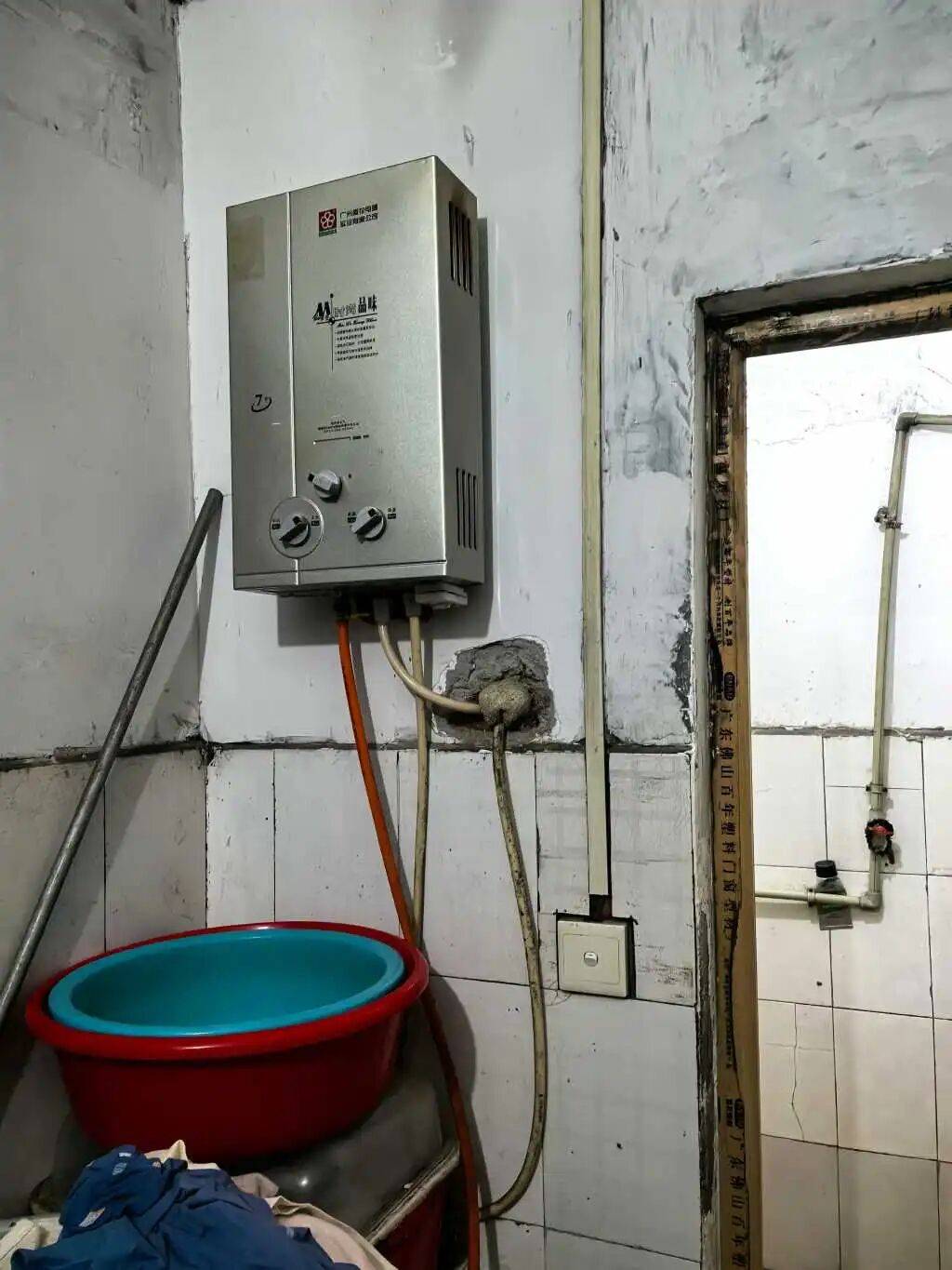 桂林一女子洗澡门窗紧闭通风不畅，致一家3口一氧化碳中毒身亡，经济损失30余万元，经查，涉事燃气是“黑气”，4人被司法机关采取强制措施