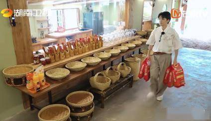 《中餐厅》新一季第一期，别的没记住，就记了一件事——扛米。王俊凯单手拎3袋米，另一只手拎2袋，总共5袋。黄晓明两只手各拎2袋，总共4袋。靳梦佳两只手各拎1袋，一边走一边喊："怎么两袋米就这么重啊！"弹幕笑疯了："建议内娱所有综艺都加这个环节——谁真有力气谁虚，一扛米全露馅。"你...