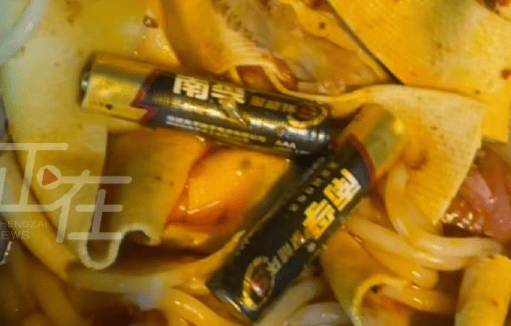顾客在水苗苗麻辣烫中吃出两节电池 回应：