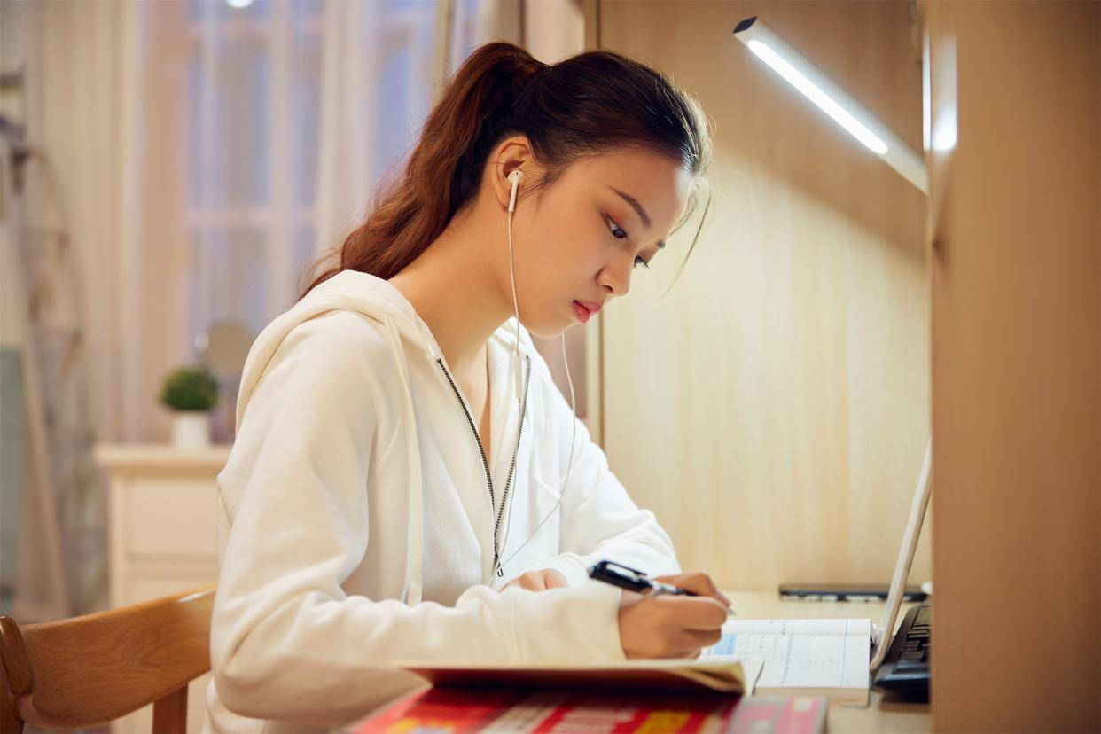 原创            结了婚的女人，要是偷偷对一个有家的男人动了心思，会忍不住反复干这三件事