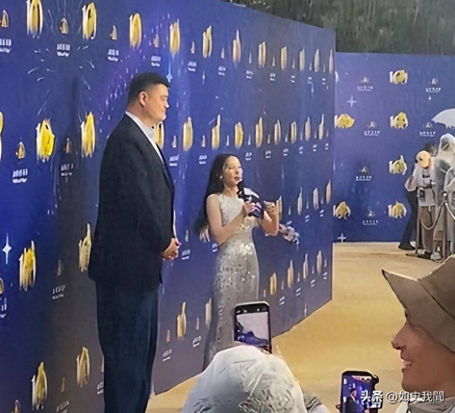 退役14年后，45岁的姚明近况曝光，面相变了，走路姿势奇怪引争议