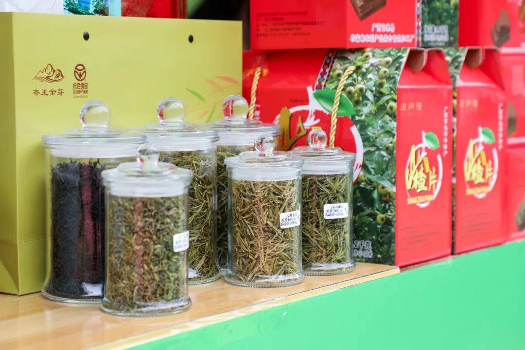 田林绿茶斩获第十六届“中茶杯”国际鼎承茶王赛金奖