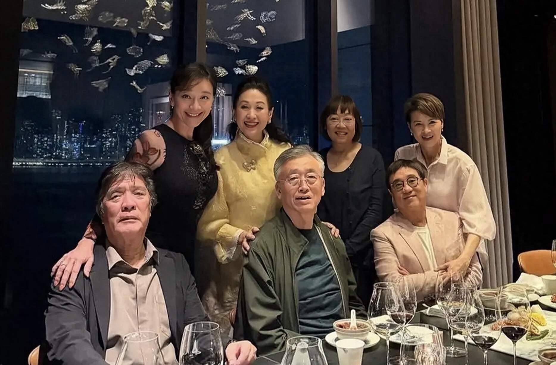 香港知名演员迎黄昏恋，和男友高调秀恩爱，遭遇前夫家暴终获幸福