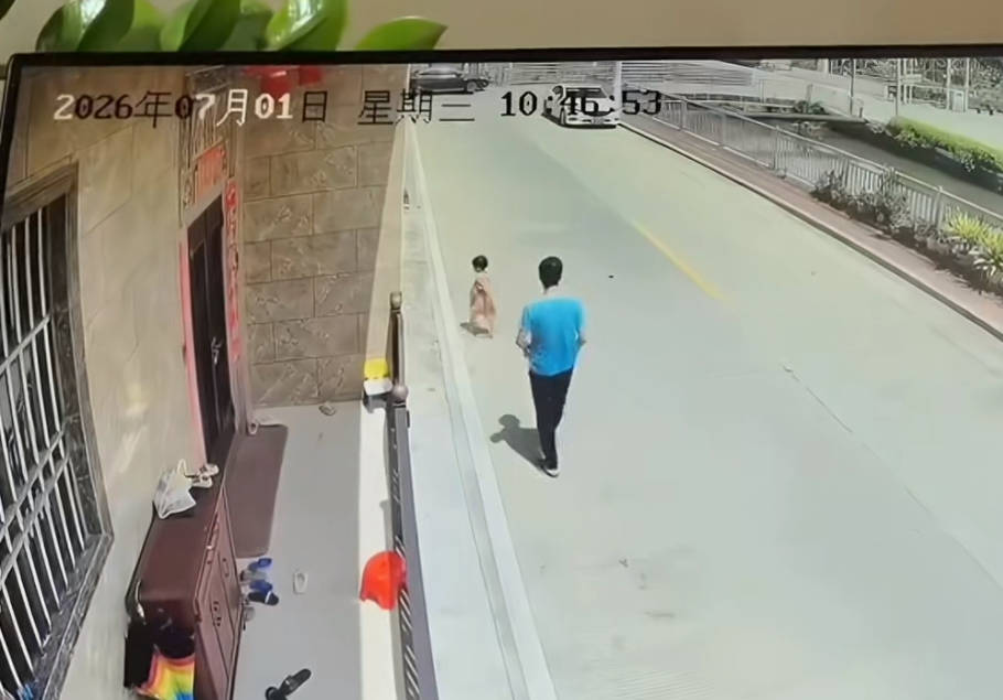 广东一女童被男子抛入河中，幸被路人及时救起，当地：男子与女童系家人，已送精神病院