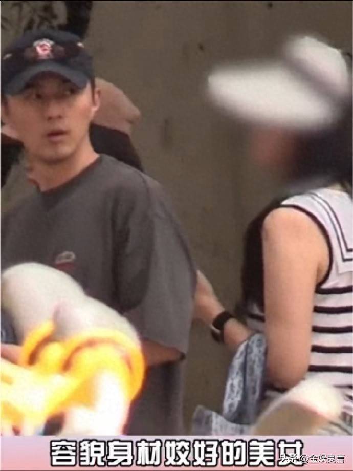 知名男星被曝新恋情逛街拍女友好亲昵手机屏保早已露端倪