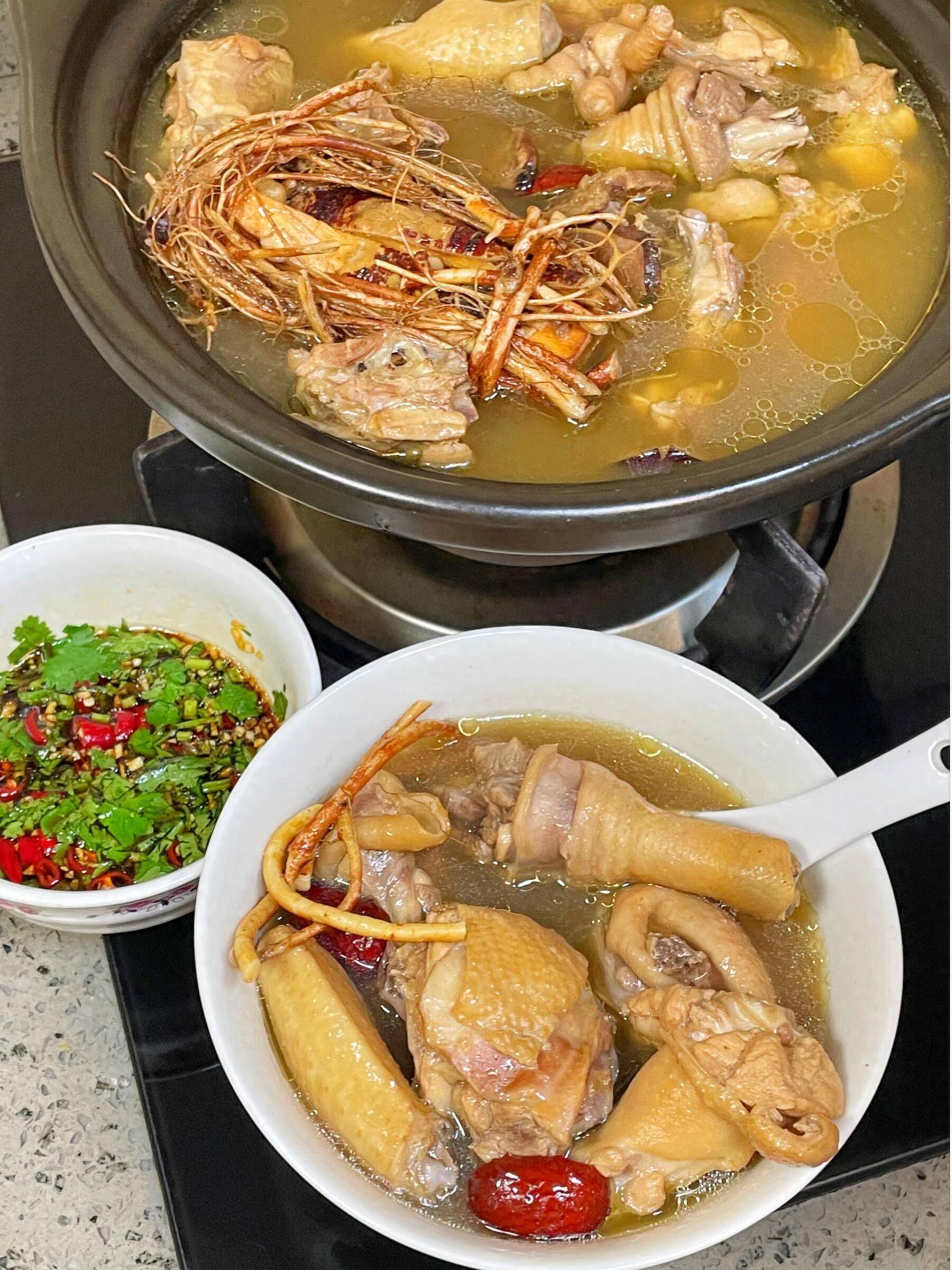 夏天常喝这碗五指毛桃鸡汤，祛湿排毒健脾胃，味道还好极了