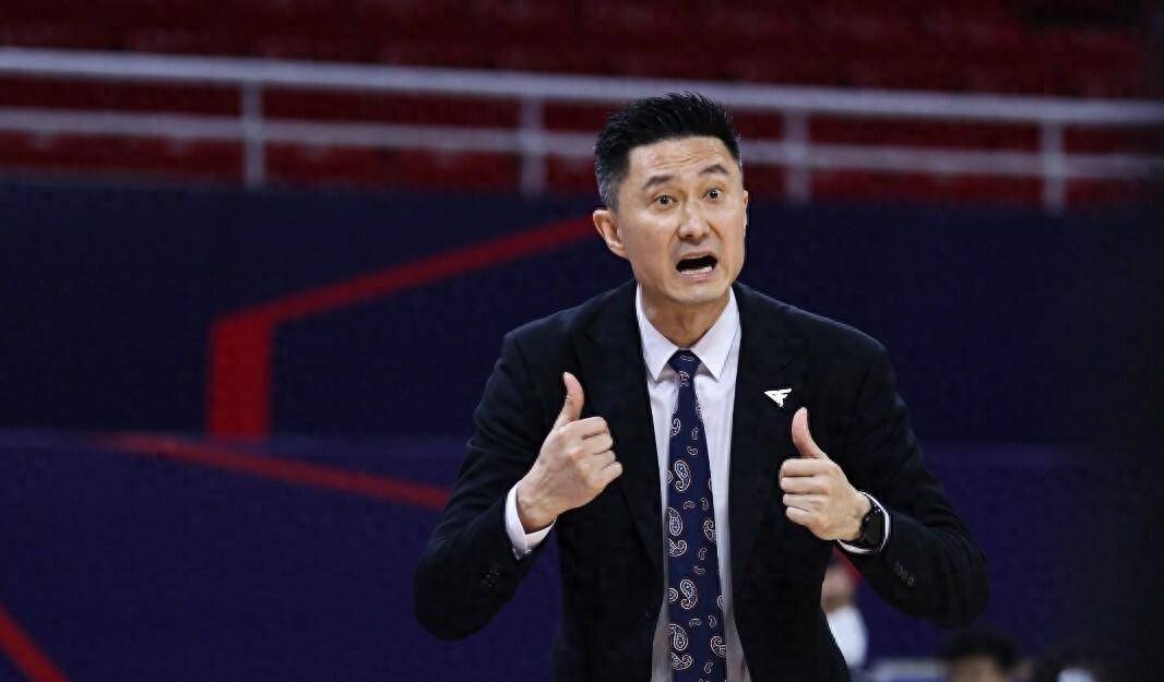 杜锋刚刚卸任主帅一职，广东宏远马上开启队内大扫除，第一刀率先裁掉他的心腹爱徒