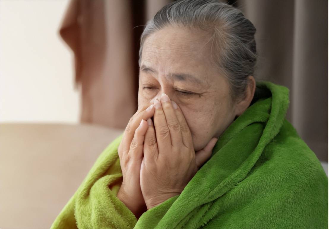 原创            中老年人出现这4大症状，可能是癌症的征兆，提醒：赶紧去检查