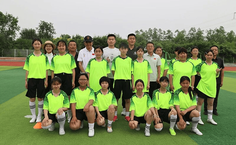 李应发、肇俊哲莅临指导王家学校足球训练