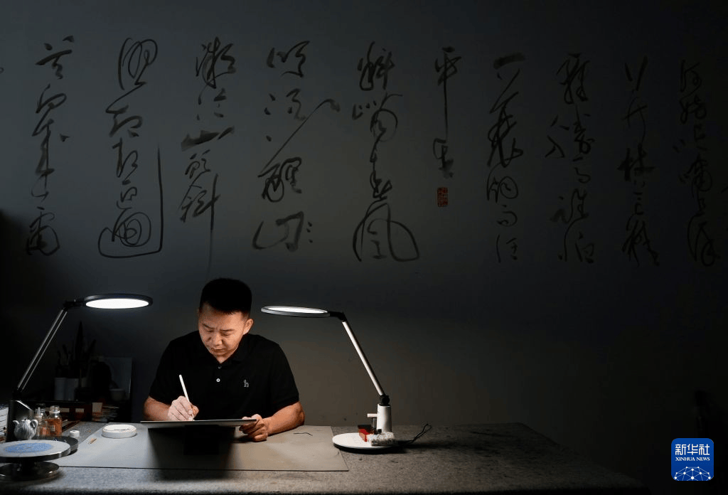 图片故事丨陶瓷微书：方寸之间的极致匠心