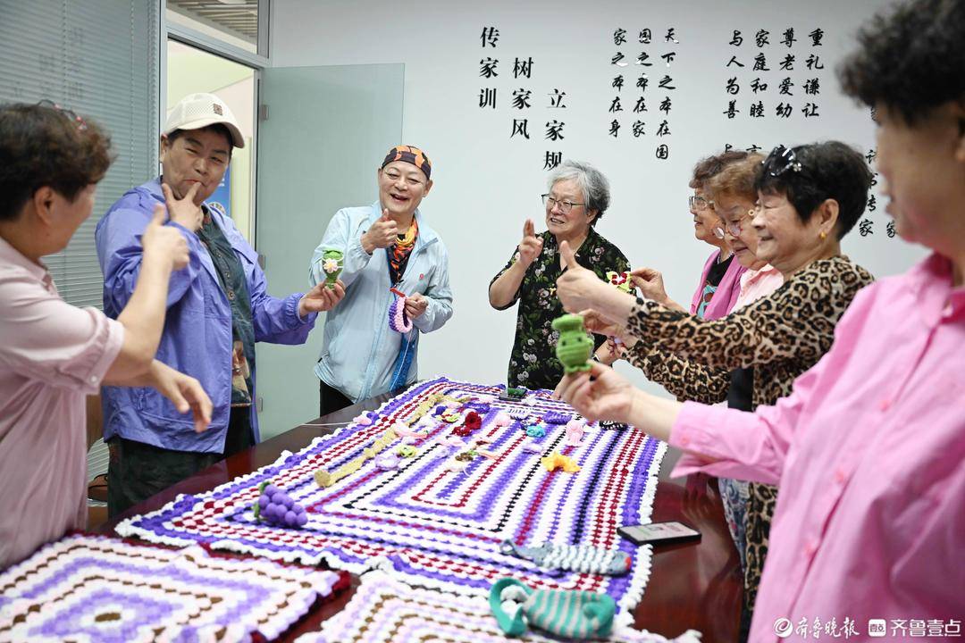 Capturing Light | A 78-Year-Old Silent Volunteer in Jinan Uses Sign Language to Become a "Translator" for Deaf and Hard of Hearing Residents
