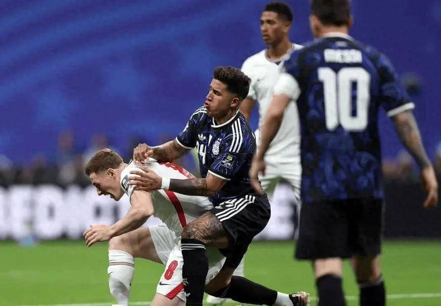 2-1!世界杯激情一夜:阿根廷逆转取胜,梅西书写历史,英格兰争夺第三名_决赛_犯规_比赛
