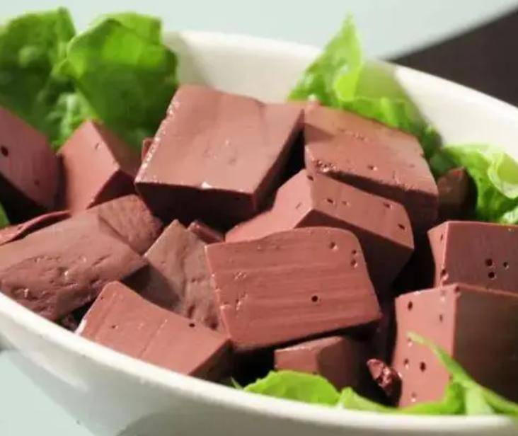 原创            吃猪血后大便发黑，是肺在排毒？还是胃在排毒？医生告诉你真相