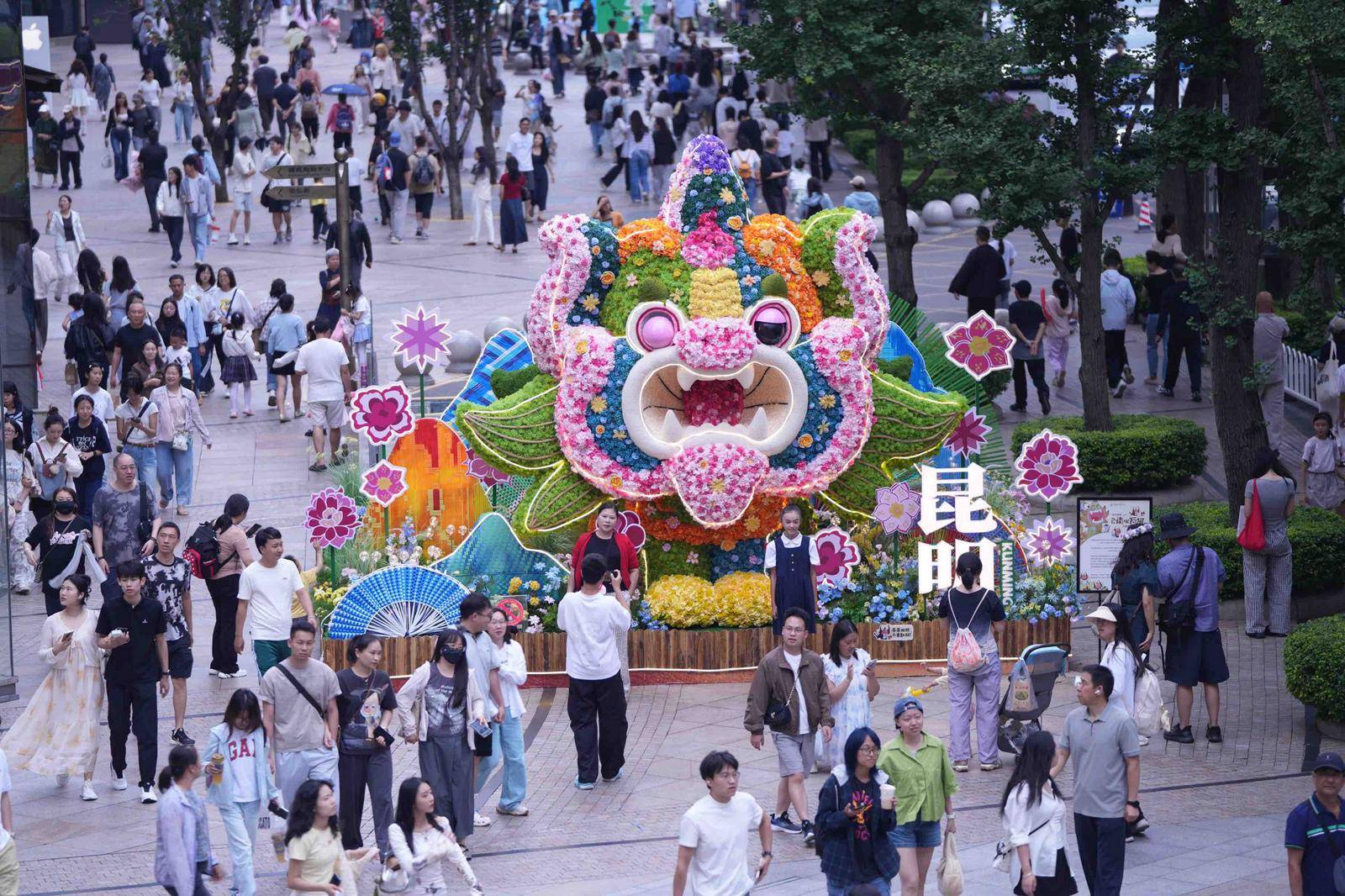 非遗焕新落地春城，巨型瓦猫艺术装置亮相昆明顺城