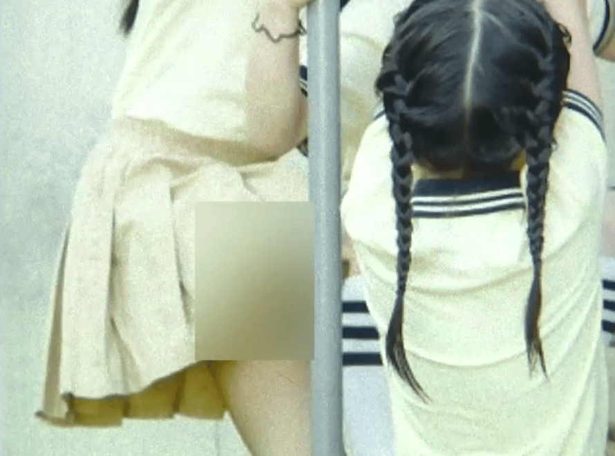 浙江一幼儿园多张毕业照被指“走光”，家长称与摄影机构协商后仍有照片涂改后入册，后续交涉遭辱骂：如果说话这副德行，祖宗十八代都骂