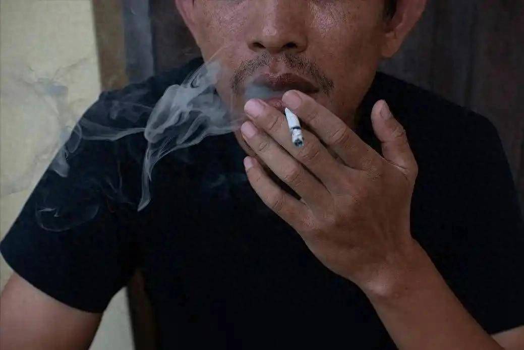原创            调查发现：起床后马上吸烟的人，用不了多久，身体会有4个改变