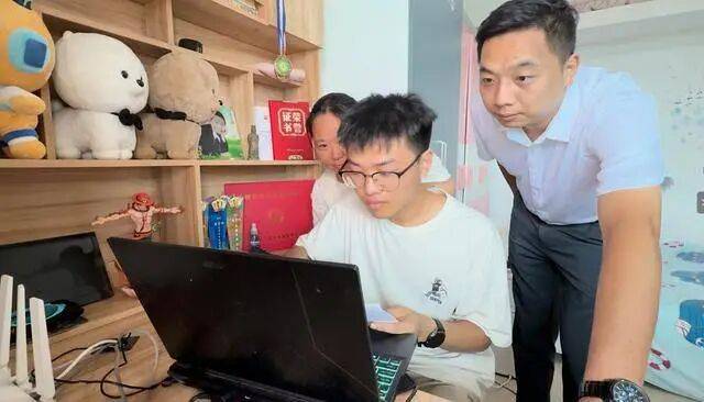湖北一男生考了687分，已被武汉职业技术大学录取，查到录取结果时，刚从鱼塘喂完鱼回来，本人回应：想当网络工程师
