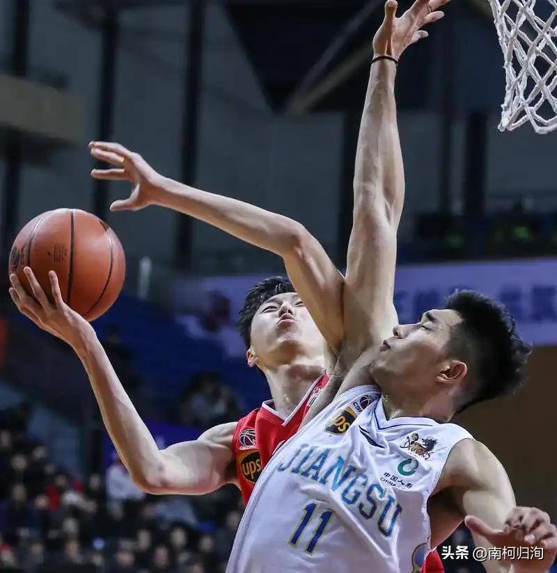 CBA休赛期3消息！江苏押宝双枪，上海赌争议外援，胡明轩满血回归