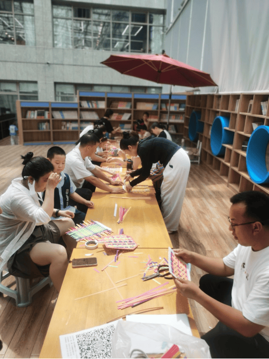 巧手编雅扇 非遗润童心——市图书馆非遗竹编团扇手工活动顺利开展