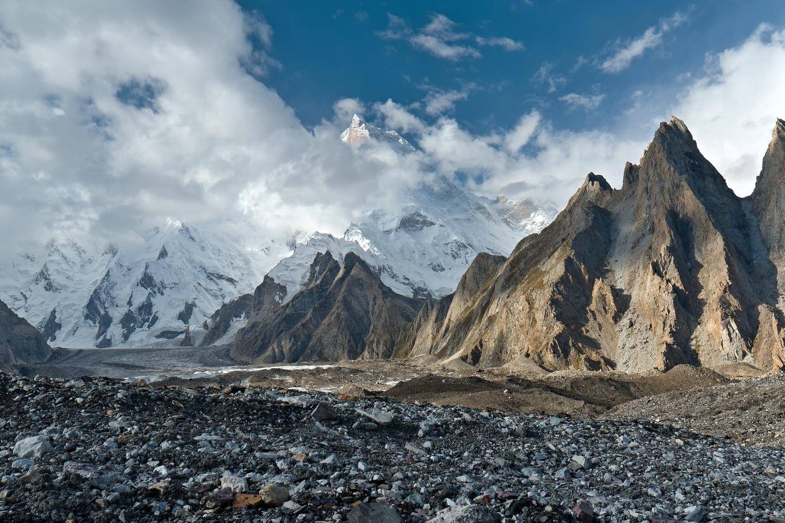巴基斯坦雪崩10名失联登山者名单公布 当地官员：已定位到3个追踪器在海拔六七千米