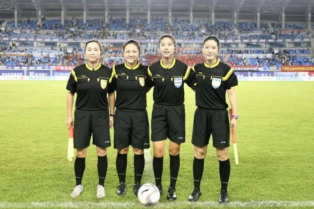 潍坊两位国际级女裁判执裁齐鲁超赛