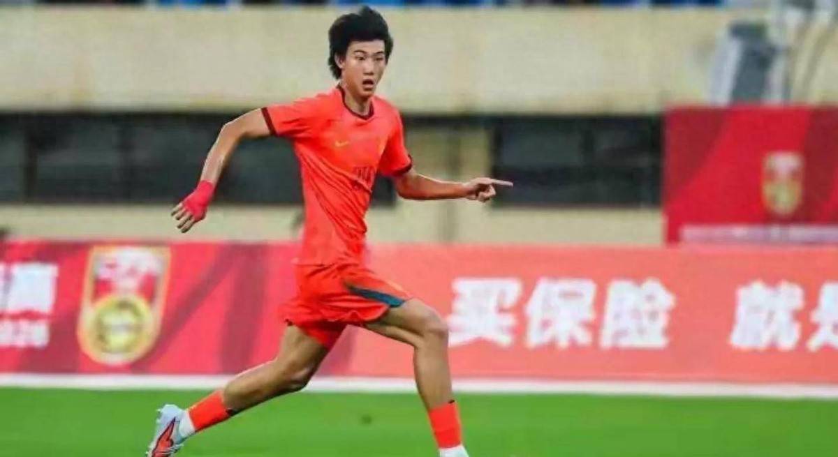 足球小将横空出世！阿森纳赛后怒夸17岁少年，他是中国足球未来？