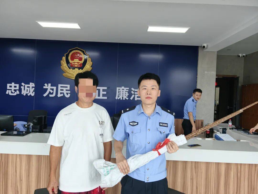 男子老宅清出土铳上交