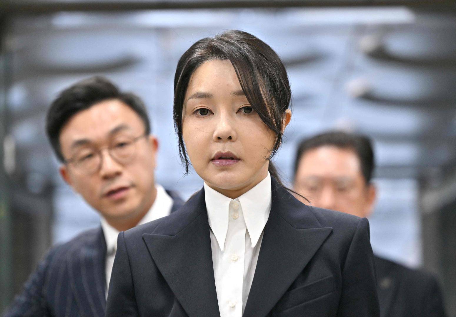 金建希承认收过名牌包,庭审上反问韩国特检:“调查过历任第一夫人吗?只查过我吧” -华闻时空