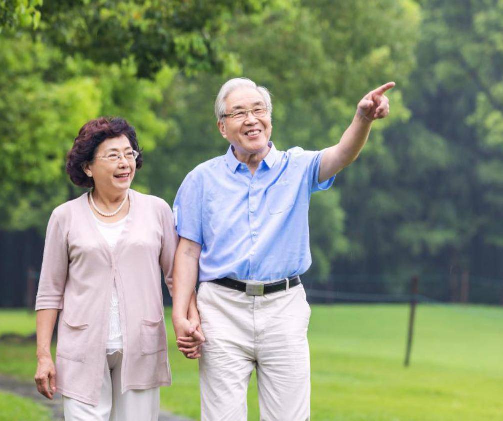 原创            多散步对血管好？医生建议：50岁后，坚持做这两件事或比运动好