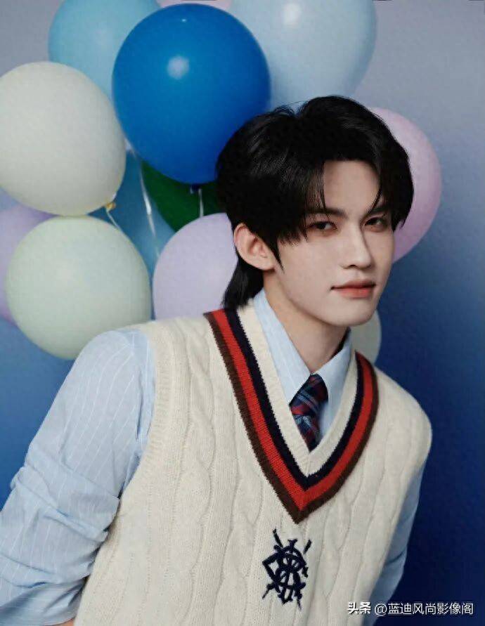 云旗生日写真｜学院风为什么永远绕不开一件 V 领针织背心？
